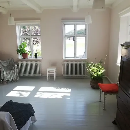 Hus Til Leje I Naturskonne Omgivelser I Lille Hyggelig Landsby. Taet Ved Strand, Skov Og Klint.